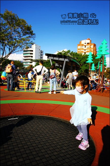 台北景點》福星公園．恐龍主題的共融式公園，讓小朋友好像置身在侏羅紀世紀 @青青小熊＊旅遊札記