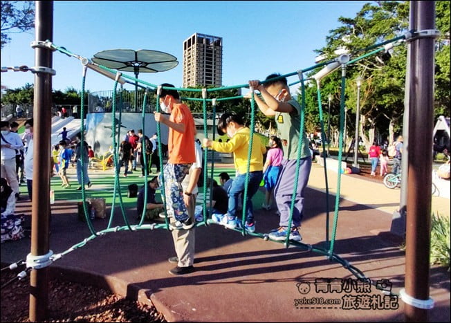 台北景點》福星公園．恐龍主題的共融式公園，讓小朋友好像置身在侏羅紀世紀 @青青小熊＊旅遊札記