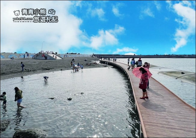 高雄新景點》彌陀漁港海岸光廊，海上步道浪漫拍照，也可以玩沙玩水的新地標 @青青小熊＊旅遊札記