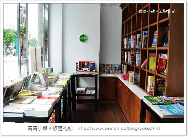 台北內湖下午茶餐廳》這不是圖書館．充滿書香のMOON RIVER @青青小熊＊旅遊札記