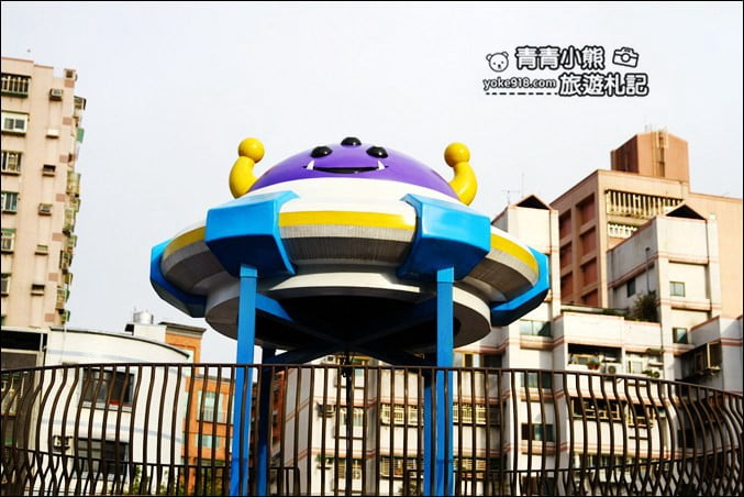 新北景點》東昇公園~太空星球主題的好玩公園，來跟三眼外星人玩耍 @青青小熊＊旅遊札記