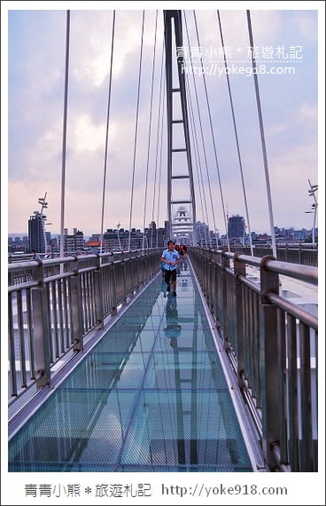 板橋新景點》新月橋天空步道．夜晚最美的七色彩虹橋 @青青小熊＊旅遊札記