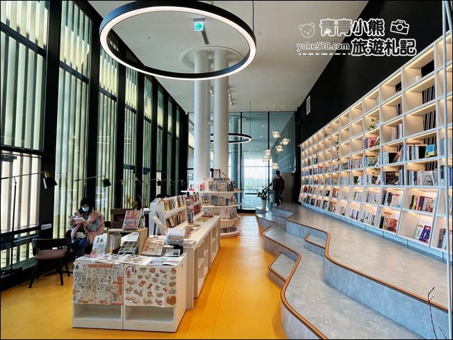 台南景點》臺南市立圖書館新總館，好像來到美術館，還有超特別的紅色旋轉樓梯 @青青小熊＊旅遊札記
