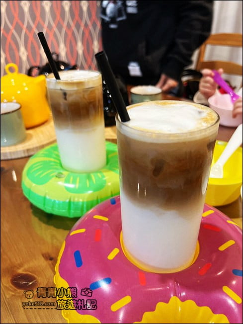 新竹景點》W.H. Coffee繽紛可愛的咖啡廳，還有好吃的甜甜圈鬆餅 @青青小熊＊旅遊札記