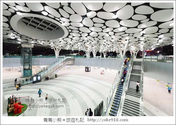 高雄景點》新高雄台鐵火車站．彷彿走進未來世界的時尚森林之中 @青青小熊＊旅遊札記