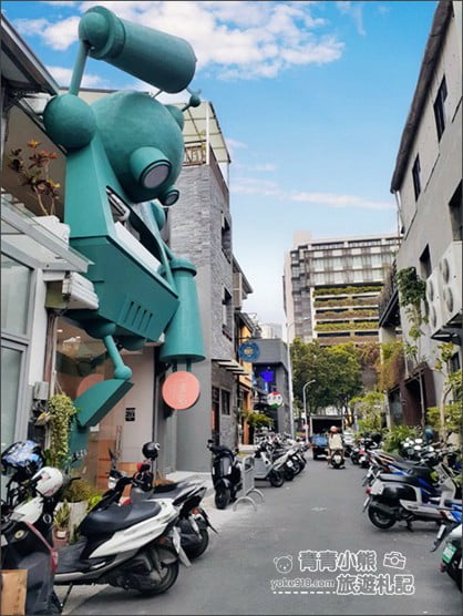 台中新景點》一支毛．超巨大的機器人~隱藏在巷弄間的拍照景點 @青青小熊＊旅遊札記