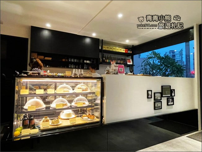 新竹景點》A&#038;J cafe ．黑色巨大禮物盒子~超大白色蝴蝶結，美味甜點就在這 @青青小熊＊旅遊札記