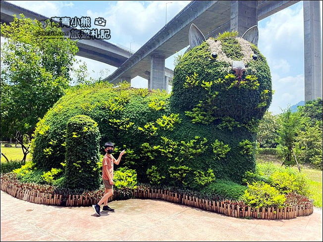 南投景點》橋聳雲天．超壯觀~全台最美公路下的綠雕園區 @青青小熊＊旅遊札記