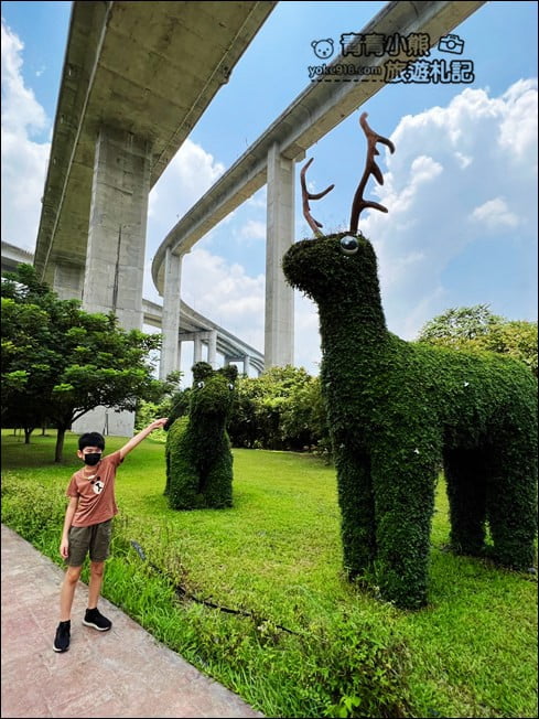 南投景點》橋聳雲天．超壯觀~全台最美公路下的綠雕園區 @青青小熊＊旅遊札記
