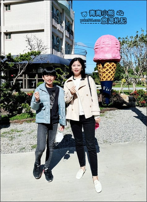 台中新景點》Nice Day義式冰淇淋巨大冰淇淋~還有很棒的戶外下潛座位區 @青青小熊＊旅遊札記