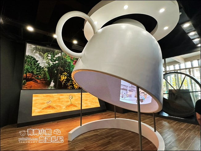 嘉義新景點》品皇咖啡觀光工廠新館~咖啡免費喝，還有巨大黃金咖啡杯可以拍 @青青小熊＊旅遊札記