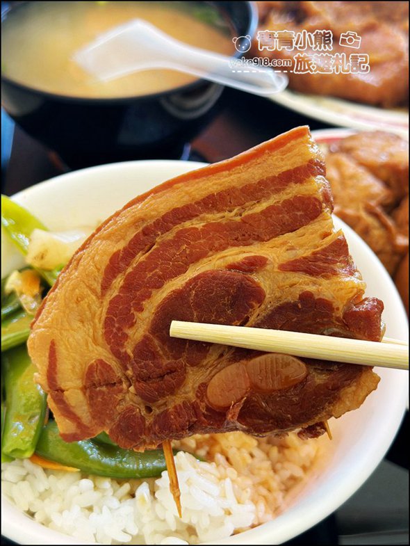 南投埔里小吃》軟嫩好吃的李仔哥爌肉飯~還有比臉大的滷排骨也不錯 @青青小熊＊旅遊札記