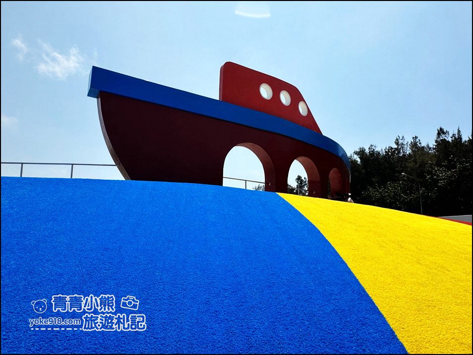 彰化新景點》嬉濱海豚公園遛小孩~可愛大船還有鯨魚出沒，兒童腳踏車場 @青青小熊＊旅遊札記
